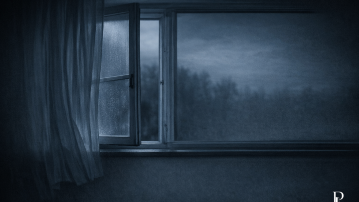 Stanza vuota e buia con una finestra aperta, tende leggere e cielo notturno