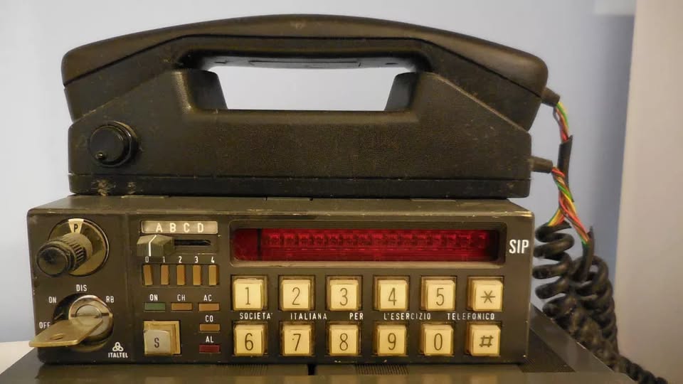 Radiotelefono veicolare SIP d'epoca con cornetta, tastiera numerica e indicatori luminosi per le chiamate